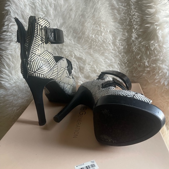 BCBGeneration Size 8 5in heels Color White/Black - Picture 3 of 4